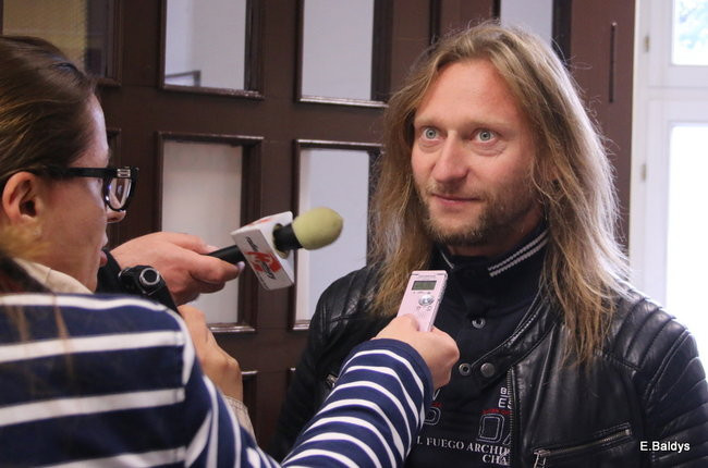 ADAM SKÓRNICKI ŚCIĄŁ WŁOSY (zdjęcia)