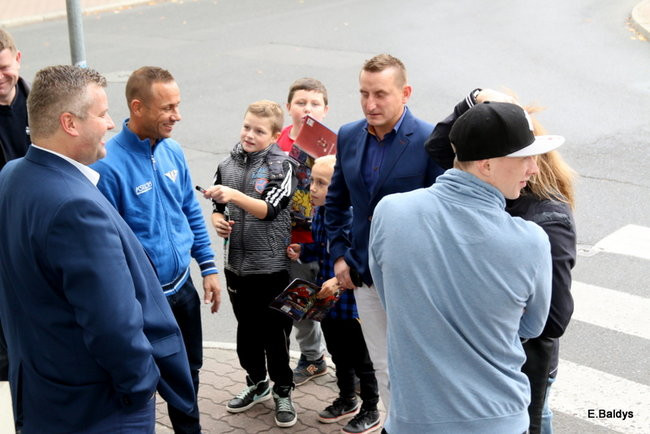 ADAM SKÓRNICKI ŚCIĄŁ WŁOSY (zdjęcia)