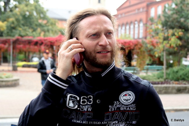 ADAM SKÓRNICKI ŚCIĄŁ WŁOSY (zdjęcia)