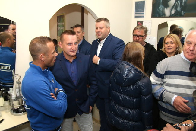 ADAM SKÓRNICKI ŚCIĄŁ WŁOSY (zdjęcia)