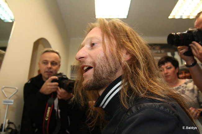 ADAM SKÓRNICKI ŚCIĄŁ WŁOSY (zdjęcia)