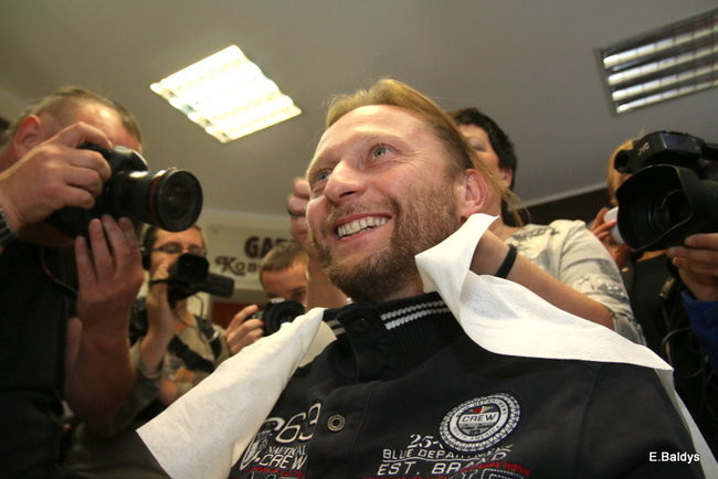 ADAM SKÓRNICKI ŚCIĄŁ WŁOSY (zdjęcia)