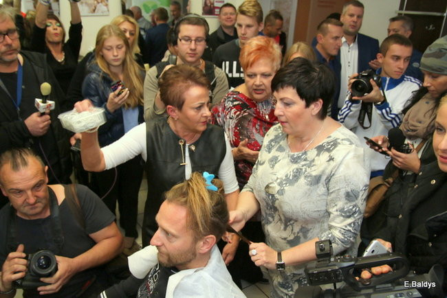 ADAM SKÓRNICKI ŚCIĄŁ WŁOSY (zdjęcia)