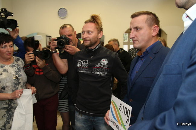 ADAM SKÓRNICKI ŚCIĄŁ WŁOSY (zdjęcia)