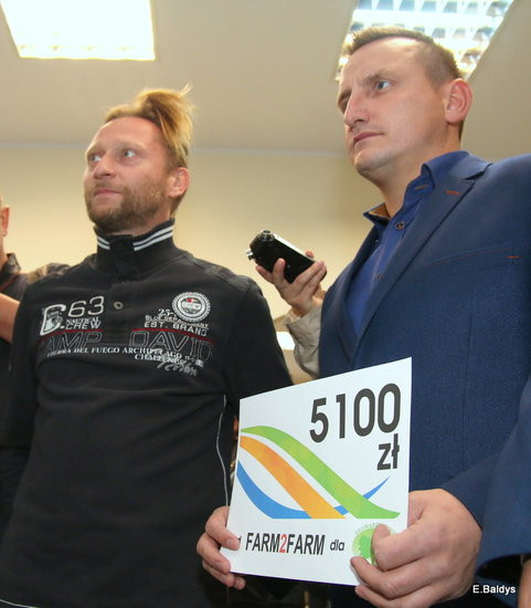 ADAM SKÓRNICKI ŚCIĄŁ WŁOSY (zdjęcia)