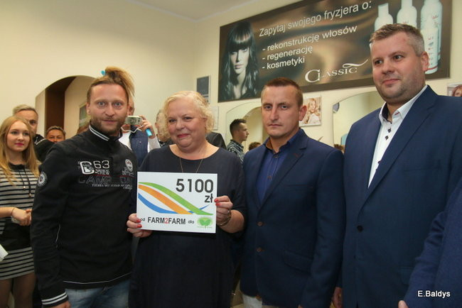 ADAM SKÓRNICKI ŚCIĄŁ WŁOSY (zdjęcia)