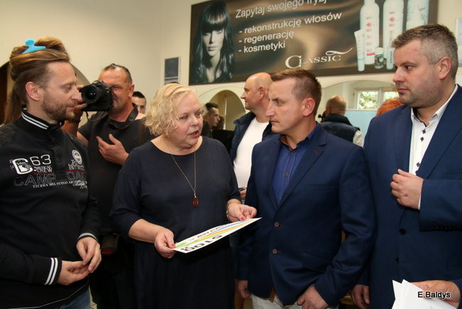 ADAM SKÓRNICKI ŚCIĄŁ WŁOSY (zdjęcia)