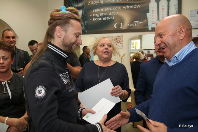 ADAM SKÓRNICKI ŚCIĄŁ WŁOSY (zdjęcia)