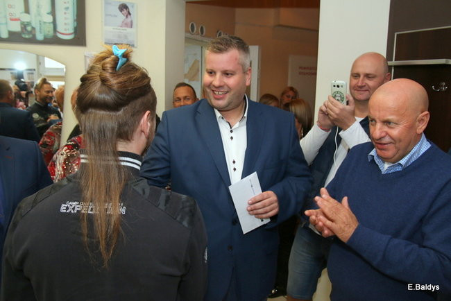 ADAM SKÓRNICKI ŚCIĄŁ WŁOSY (zdjęcia)