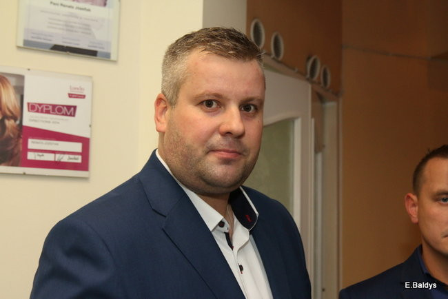 ADAM SKÓRNICKI ŚCIĄŁ WŁOSY (zdjęcia)