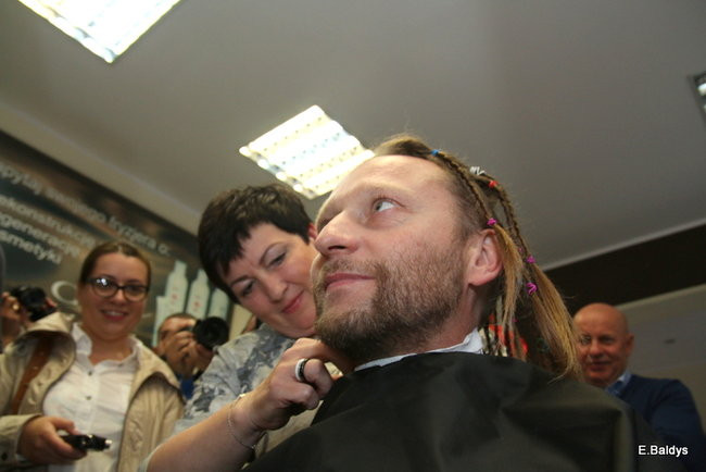 ADAM SKÓRNICKI ŚCIĄŁ WŁOSY (zdjęcia)