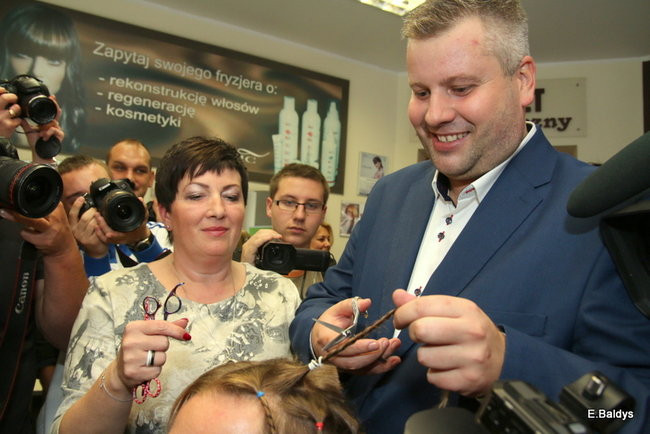 ADAM SKÓRNICKI ŚCIĄŁ WŁOSY (zdjęcia)
