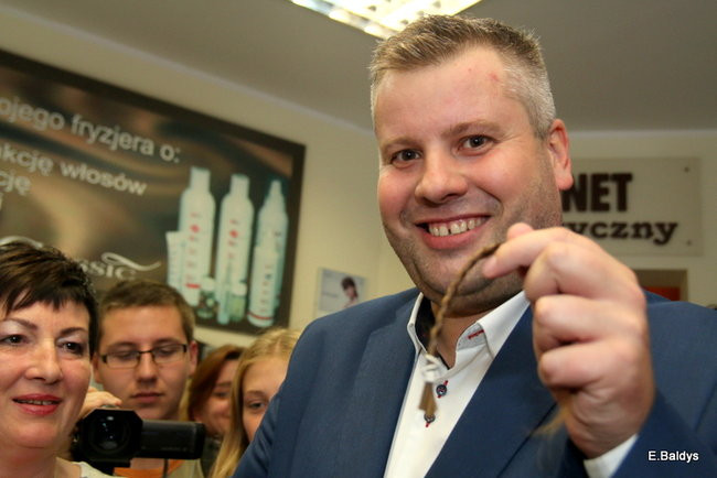 ADAM SKÓRNICKI ŚCIĄŁ WŁOSY (zdjęcia)