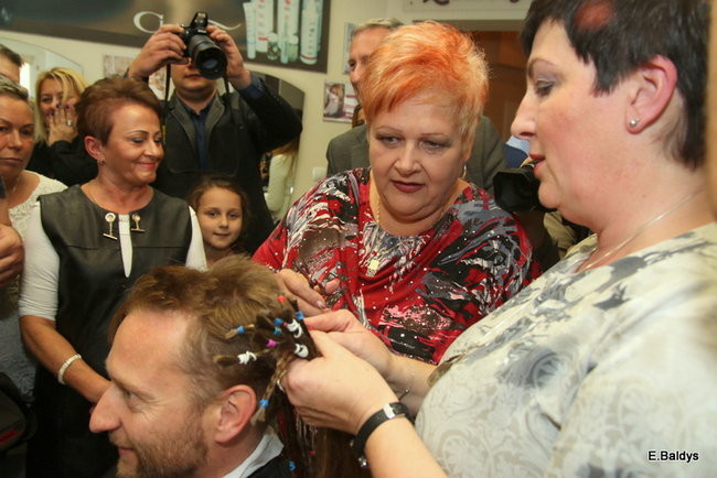 ADAM SKÓRNICKI ŚCIĄŁ WŁOSY (zdjęcia)