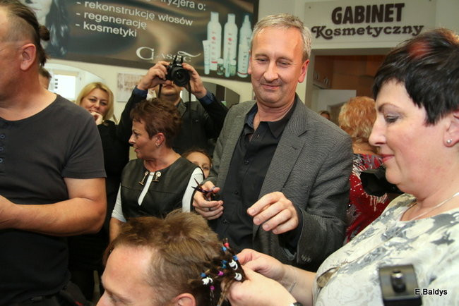 ADAM SKÓRNICKI ŚCIĄŁ WŁOSY (zdjęcia)