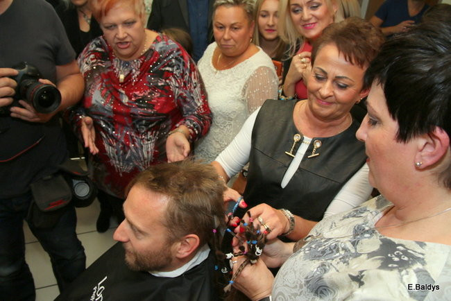 ADAM SKÓRNICKI ŚCIĄŁ WŁOSY (zdjęcia)