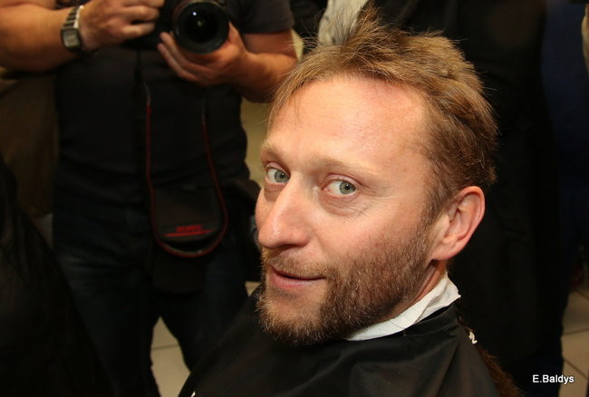 ADAM SKÓRNICKI ŚCIĄŁ WŁOSY (zdjęcia)