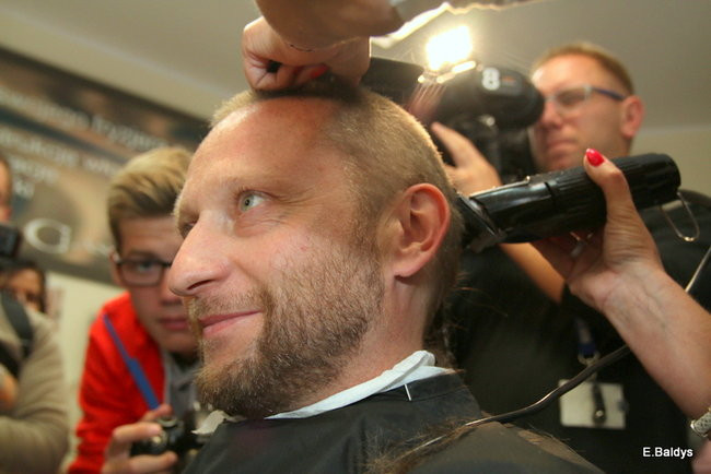 ADAM SKÓRNICKI ŚCIĄŁ WŁOSY (zdjęcia)