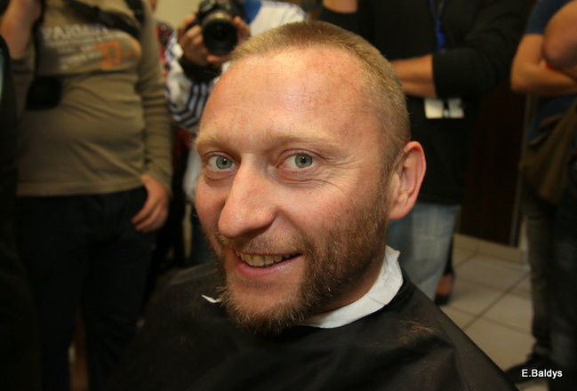 ADAM SKÓRNICKI ŚCIĄŁ WŁOSY (zdjęcia)