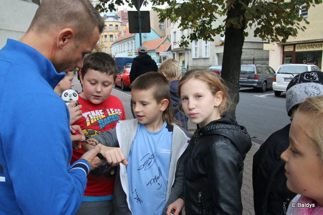 ADAM SKÓRNICKI ŚCIĄŁ WŁOSY (zdjęcia)