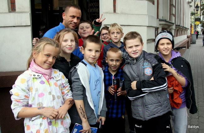 ADAM SKÓRNICKI ŚCIĄŁ WŁOSY (zdjęcia)