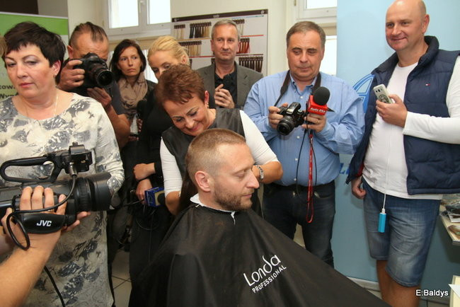 ADAM SKÓRNICKI ŚCIĄŁ WŁOSY (zdjęcia)