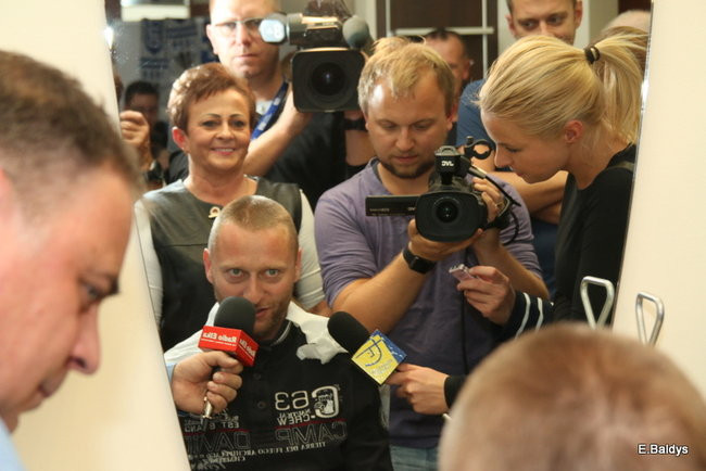 ADAM SKÓRNICKI ŚCIĄŁ WŁOSY (zdjęcia)