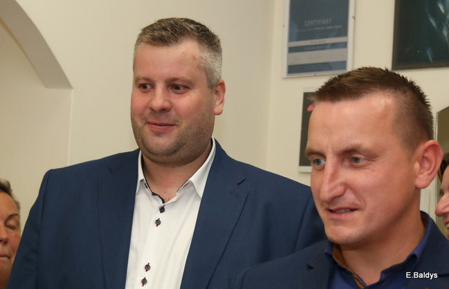 ADAM SKÓRNICKI ŚCIĄŁ WŁOSY (zdjęcia)