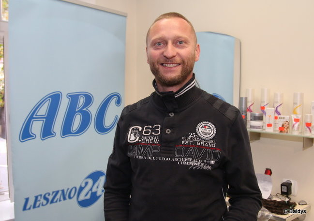 ADAM SKÓRNICKI ŚCIĄŁ WŁOSY (zdjęcia)