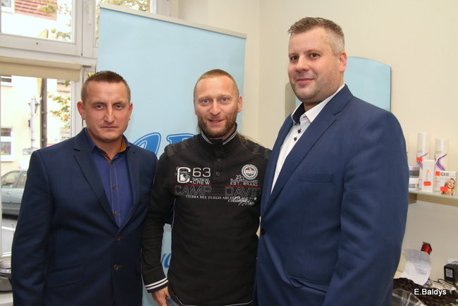ADAM SKÓRNICKI ŚCIĄŁ WŁOSY (zdjęcia)