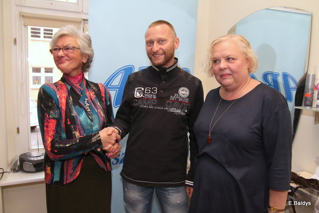 ADAM SKÓRNICKI ŚCIĄŁ WŁOSY (zdjęcia)