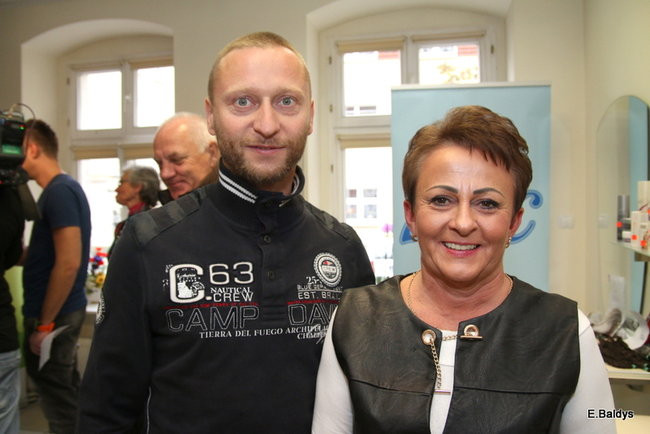ADAM SKÓRNICKI ŚCIĄŁ WŁOSY (zdjęcia)