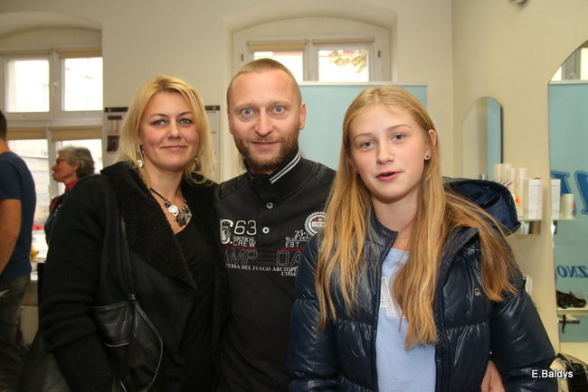ADAM SKÓRNICKI ŚCIĄŁ WŁOSY (zdjęcia)