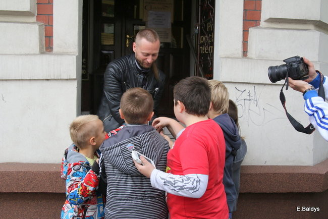 ADAM SKÓRNICKI ŚCIĄŁ WŁOSY (zdjęcia)