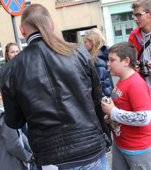 ADAM SKÓRNICKI ŚCIĄŁ WŁOSY (zdjęcia)
