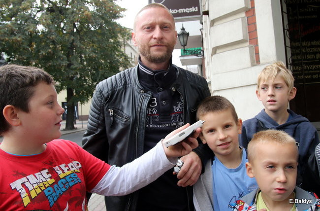 ADAM SKÓRNICKI ŚCIĄŁ WŁOSY (zdjęcia)