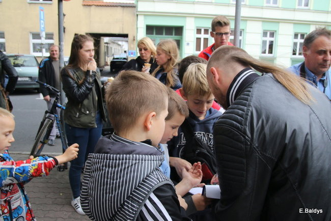 ADAM SKÓRNICKI ŚCIĄŁ WŁOSY (zdjęcia)