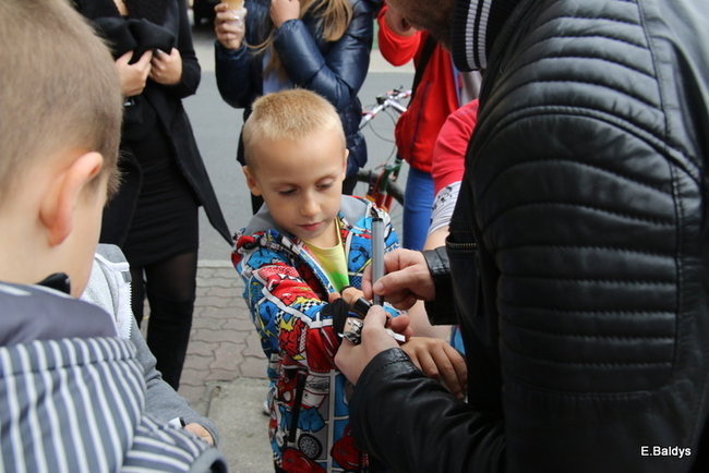 ADAM SKÓRNICKI ŚCIĄŁ WŁOSY (zdjęcia)