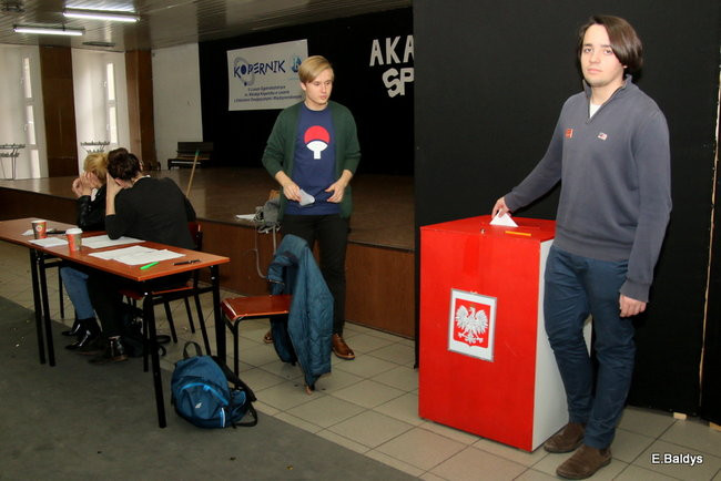 Uczniowie Kopernika za Platformą (zdjęcia)