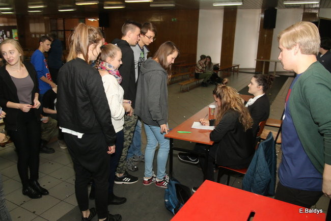 Uczniowie Kopernika za Platformą (zdjęcia)