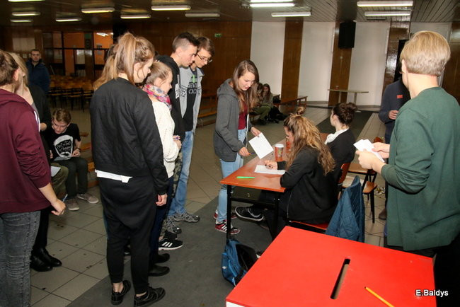 Uczniowie Kopernika za Platformą (zdjęcia)