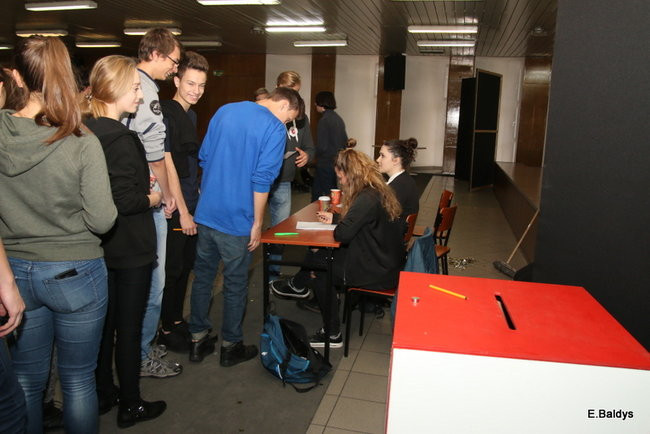 Uczniowie Kopernika za Platformą (zdjęcia)