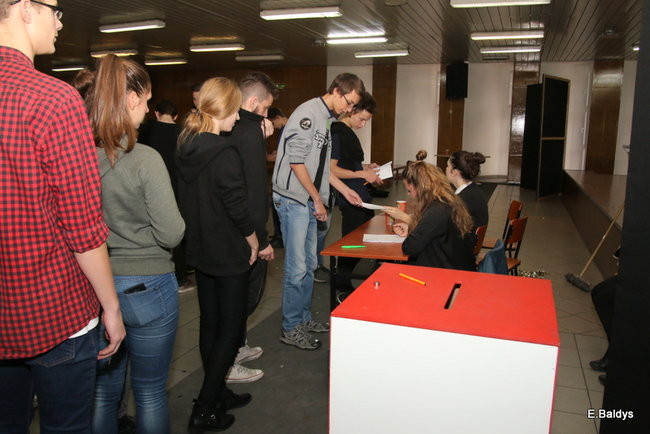 Uczniowie Kopernika za Platformą (zdjęcia)