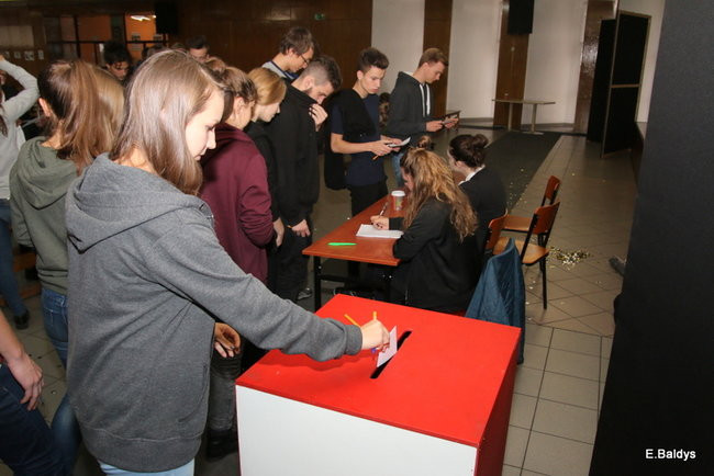 Uczniowie Kopernika za Platformą (zdjęcia)