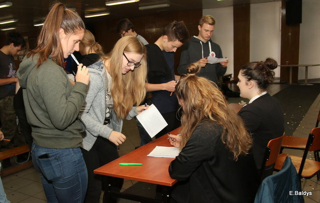 Uczniowie Kopernika za Platformą (zdjęcia)