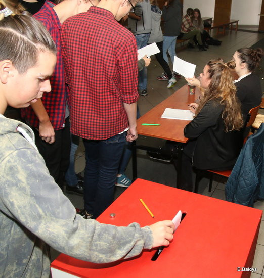 Uczniowie Kopernika za Platformą (zdjęcia)