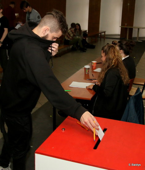 Uczniowie Kopernika za Platformą (zdjęcia)