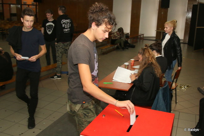 Uczniowie Kopernika za Platformą (zdjęcia)