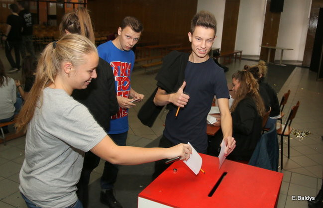 Uczniowie Kopernika za Platformą (zdjęcia)