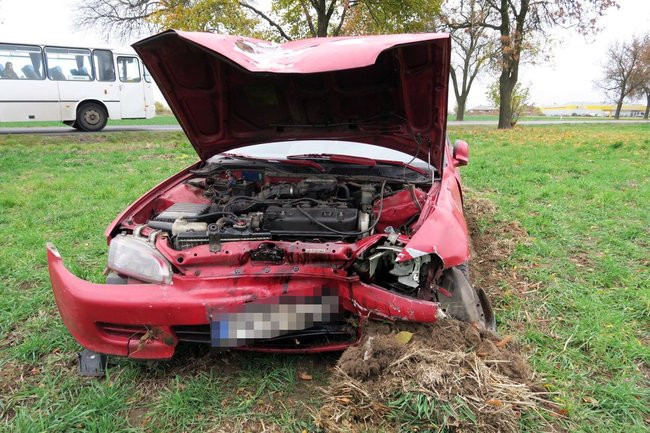 Kolizja w Karolewku, honda poza drogą (kilka zdjęć)